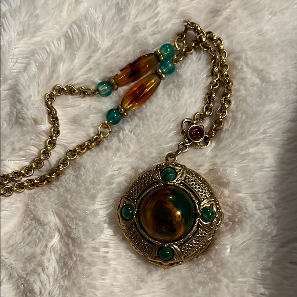 1928 Gold & Green Locket - Picture 2 of 5